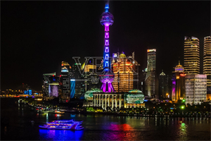 Experience the Nightlife in a Flash of Light and Shadow